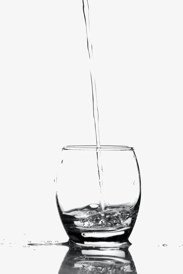 水杯倒水效果抠图免抠