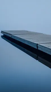 蓝色湖面栈桥风景图片高清