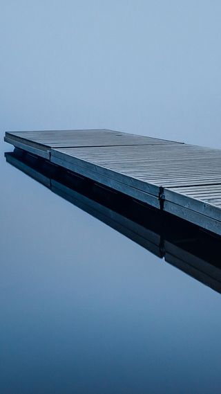 蓝色湖面栈桥风景图片高清