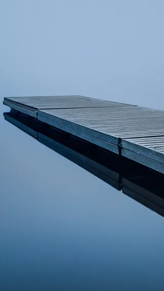 蓝色湖面栈桥风景图片高清