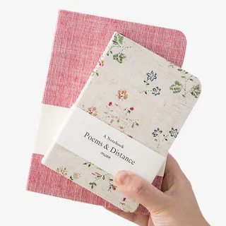 手拿两本本子免抠