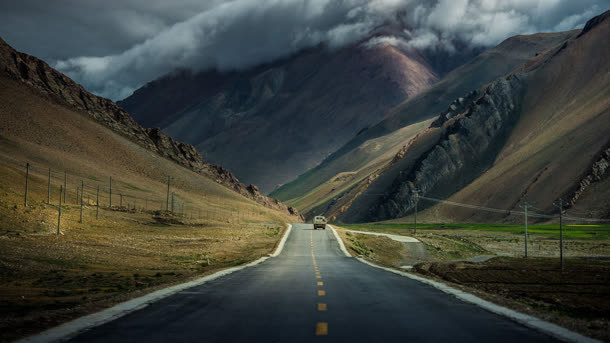 壮丽山峰下的公路免抠