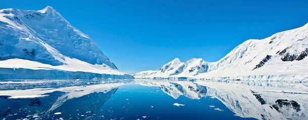 唯美白色雪山倒影海报背景