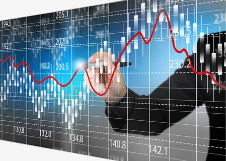 在数据电子大屏幕上操作的人免抠