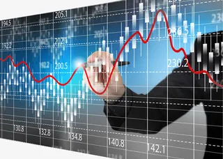 在数据电子大屏幕上操作的人免抠