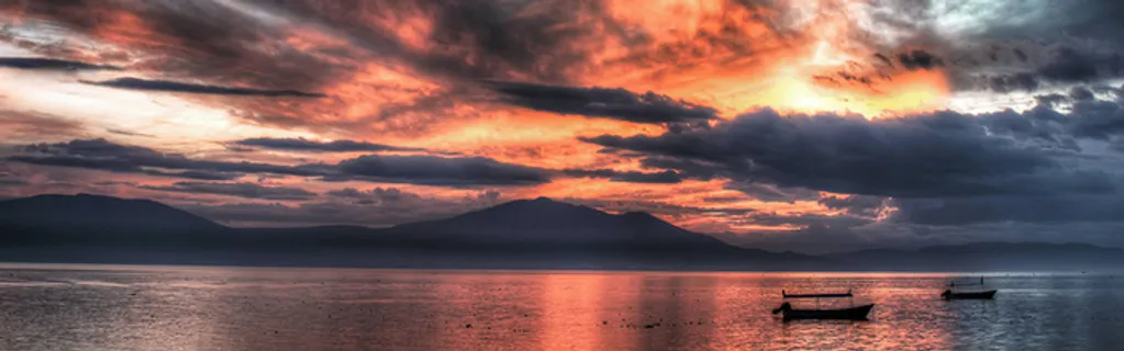 夕阳云朵高山背景高清
