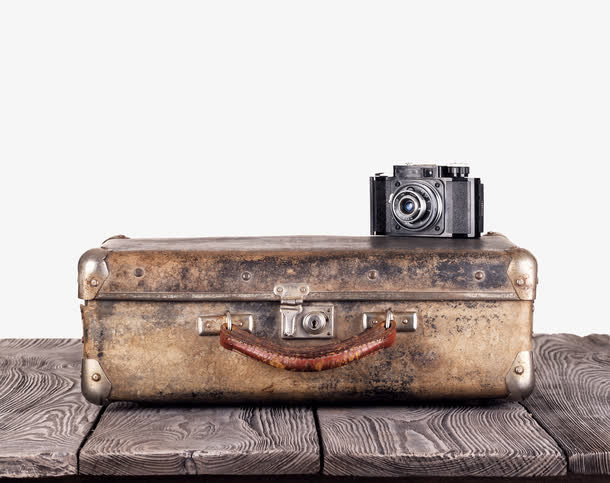 木质桌上的铁皮箱子高清摄影图片免抠