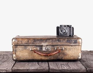 木质桌上的铁皮箱子高清摄影图片免抠