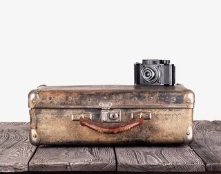 木质桌上的铁皮箱子高清摄影图片免抠