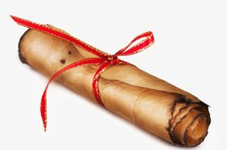 用红丝带系着的古老羊皮卷轴免抠