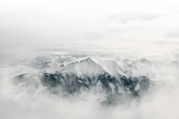 大雾滂沱的雪山山峰免抠
