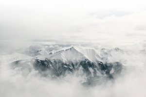 大雾滂沱的雪山山峰免抠