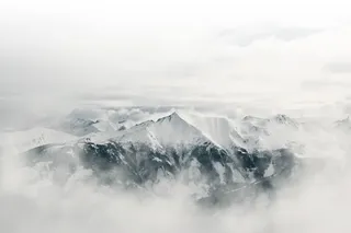 大雾滂沱的雪山山峰免抠