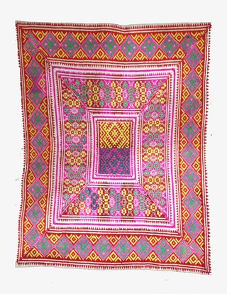 精致手工刺绣垫子免抠