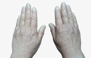 粗糙的双手老人手免抠