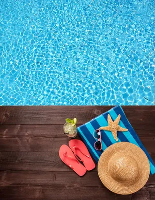 木板上的拖鞋与帽子免抠