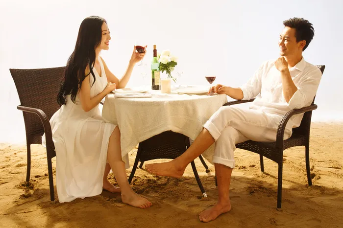 聚餐喝酒的情侣高清
