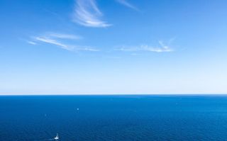 蓝天白云下的汪洋大海免抠