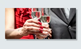 酒会上香槟酒杯碰杯庆祝高清