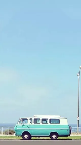 蓝色天空绿色小汽车免抠