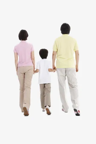 行走的温馨一家人背影图案免抠