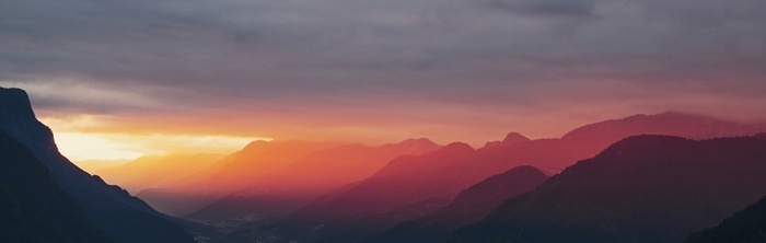 炫丽云彩山峦背景高清