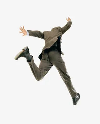 跳起来的男人背影免抠