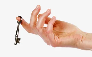 手指头勾住钥匙免抠