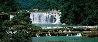 森林瀑布背景高清