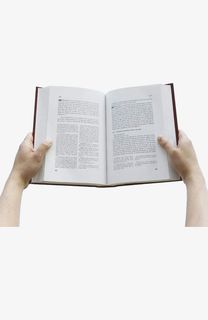 两手拿着英语书图案免抠