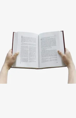 两手拿着英语书图案免抠