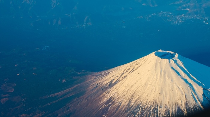 高山中无垠的空间世界高清