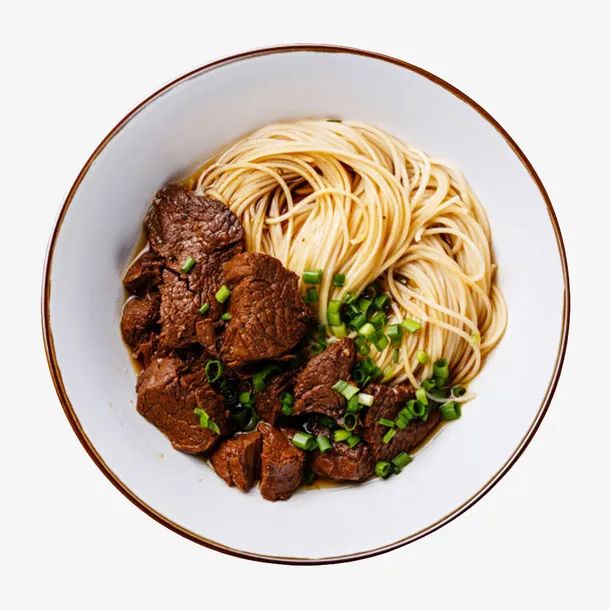 白色碟子装着牛肉拌面免抠