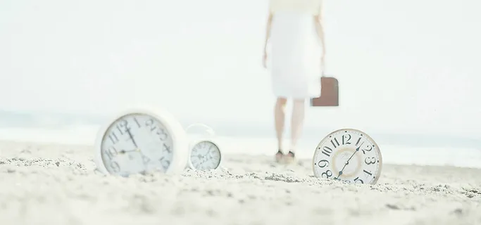 淡色日系唯美小清新文艺海边沙滩女孩背影高清