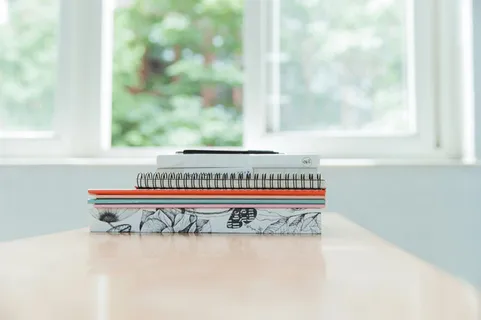 阅读书本摆放背景图免抠