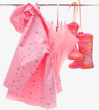 挂起来的粉色雨鞋和雨伞免抠