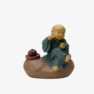 实物翘腿喝茶的小和尚陶艺作品素免抠