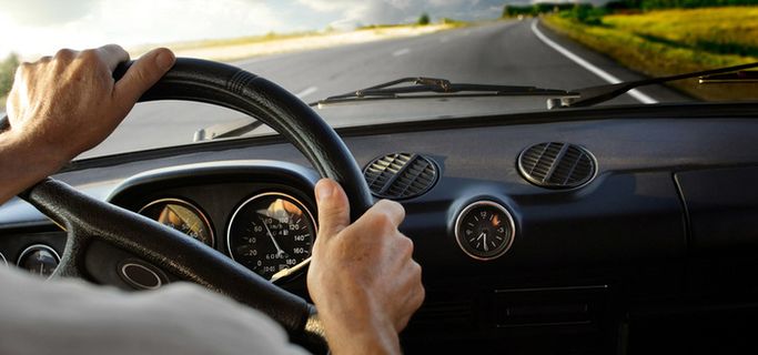 汽车方向盘开车的男人高清