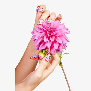 拿着鲜花的美甲手指免抠