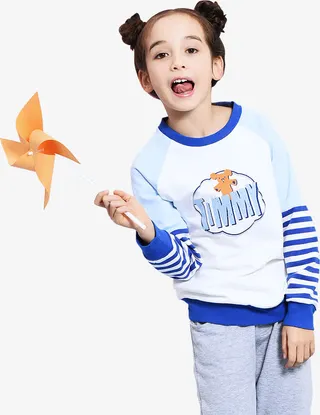 拿着风筝的外国小女孩免抠