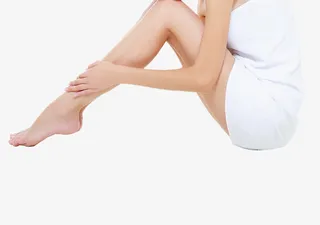 女性腿部特写白色浴巾免抠