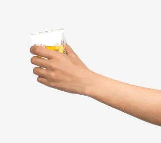 握着酒杯的手免抠