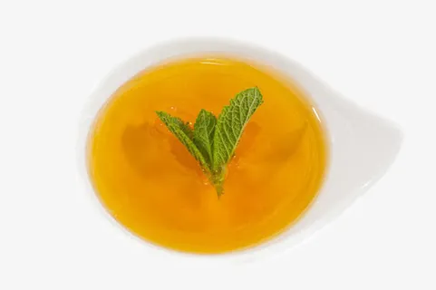 碟子里的黄色花蜜免抠