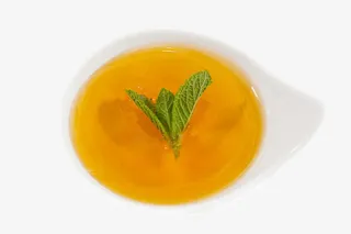 碟子里的黄色花蜜免抠