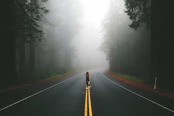 雾蒙蒙公路上的行人免抠