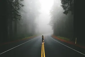 雾蒙蒙公路上的行人免抠