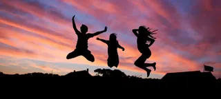 夕阳下跳跃的人物摄影图片素材下载免抠