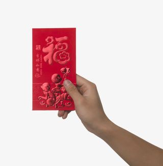 手拿新年红包免抠图免抠