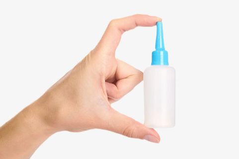 两根手指捏着一瓶强力胶实物免抠