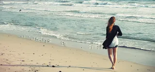 唯美沙滩女孩高清